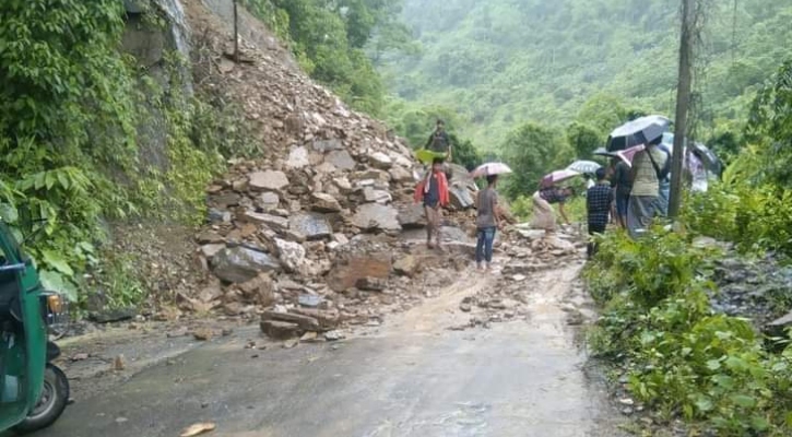 পাহাড় ধস: সাড়ে ৪ ঘণ্টা পর বান্দরবান-রুমা সড়কে যান চলাচল স্বাভাবিক 